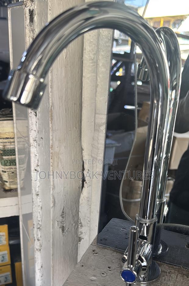Curve Single Sink Tap · Photo 2