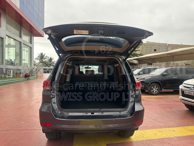 Toyota Fortuner 2017 Gray · Photo 2