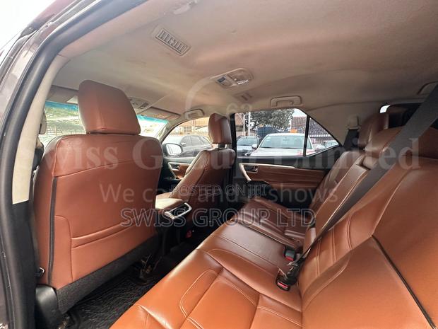 Toyota Fortuner 2017 Gray · Photo 3