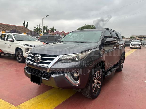 Toyota Fortuner 2017 Gray · Photo 4