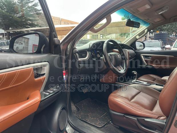 Toyota Fortuner 2017 Gray · Photo 6