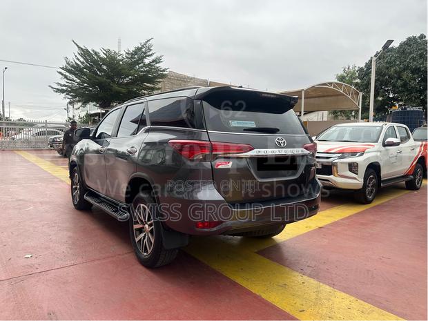 Toyota Fortuner 2017 Gray · Photo 8