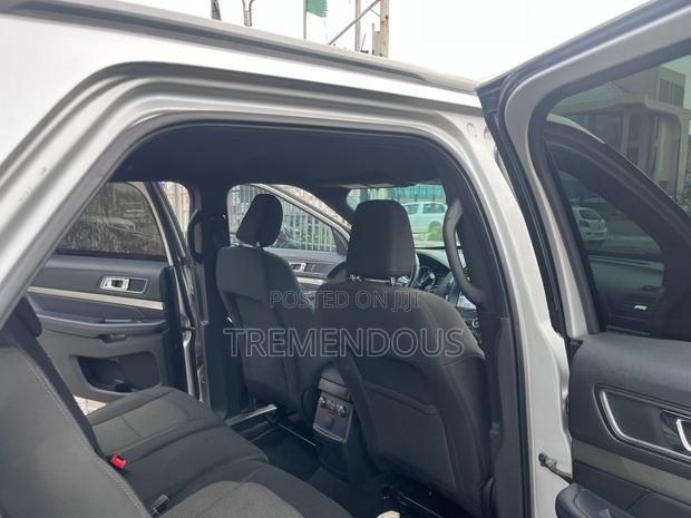 Ford Explorer XLT 4x4 2020 Silver · Photo 6