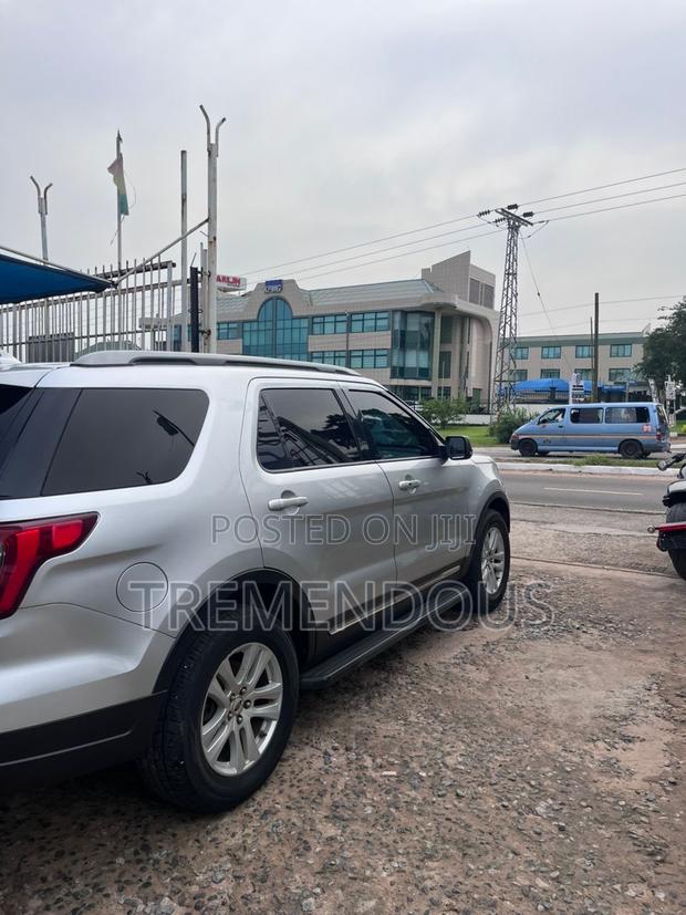 Ford Explorer XLT 4x4 2020 Silver · Photo 3