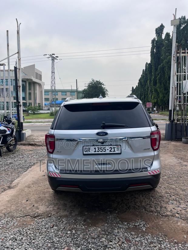 Ford Explorer XLT 4x4 2020 Silver · Photo 2