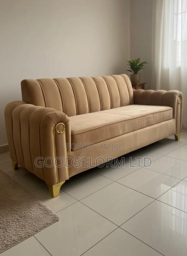 Elegant 3-Seater Velvet Sofa – Luxury Comfort Combined! · Photo 1