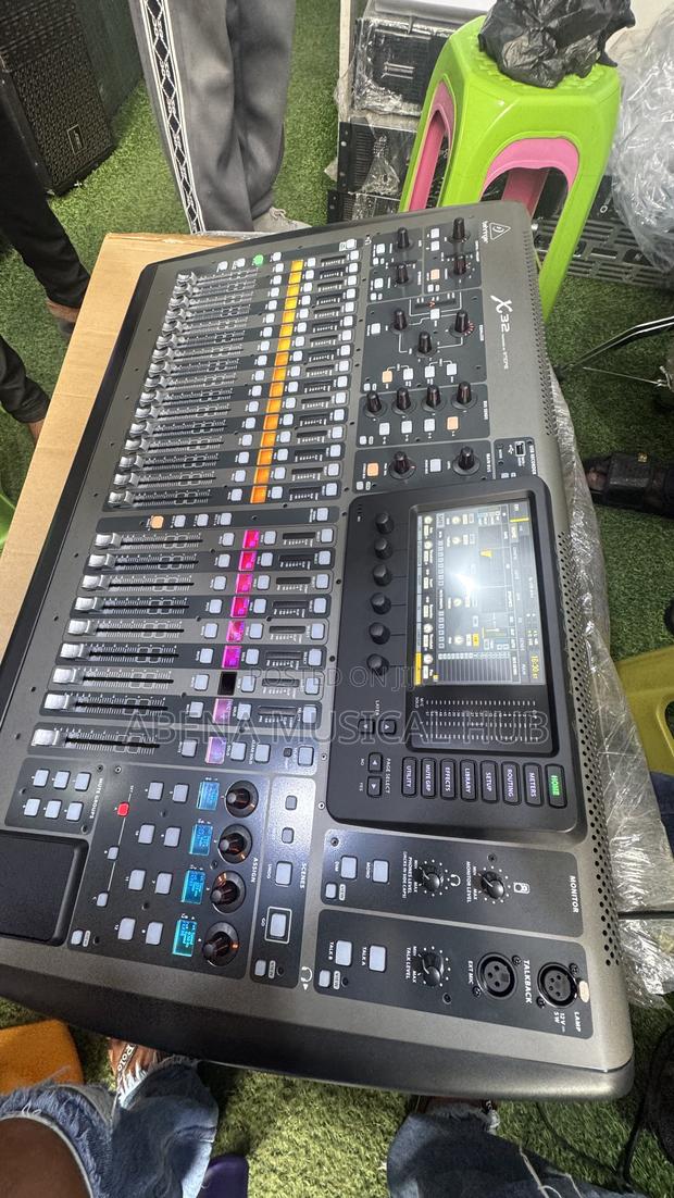X32 Digital Mixer · Photo 1