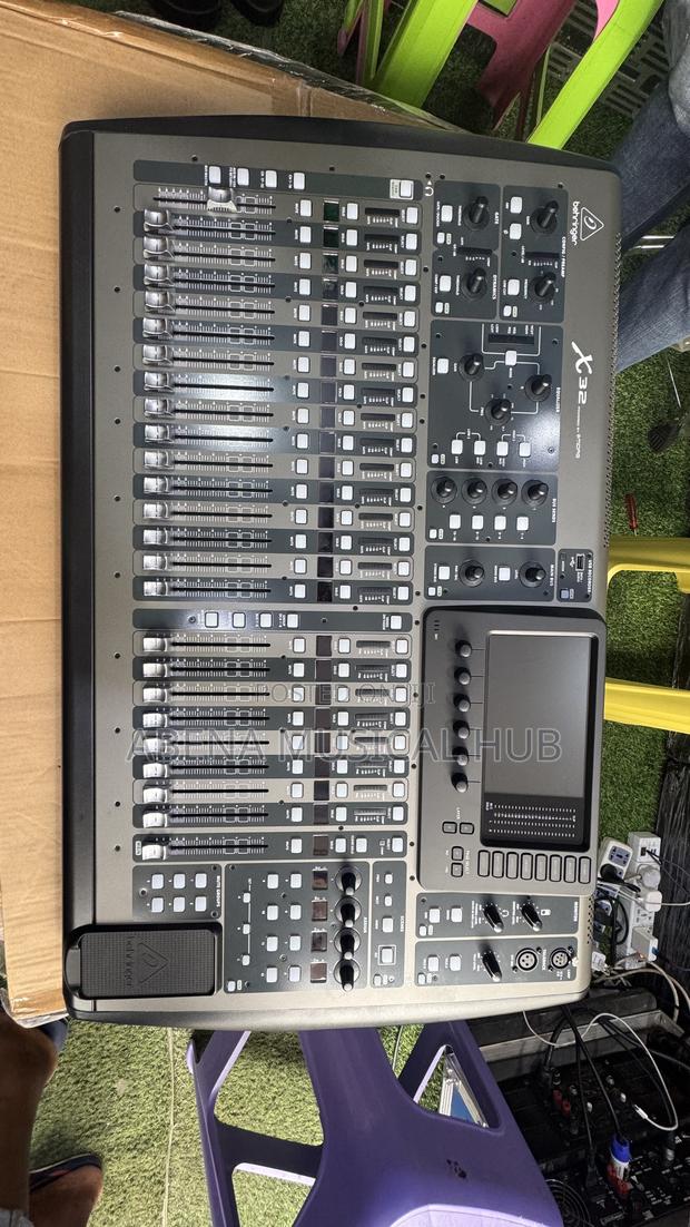 X32 Digital Mixer · Photo 4