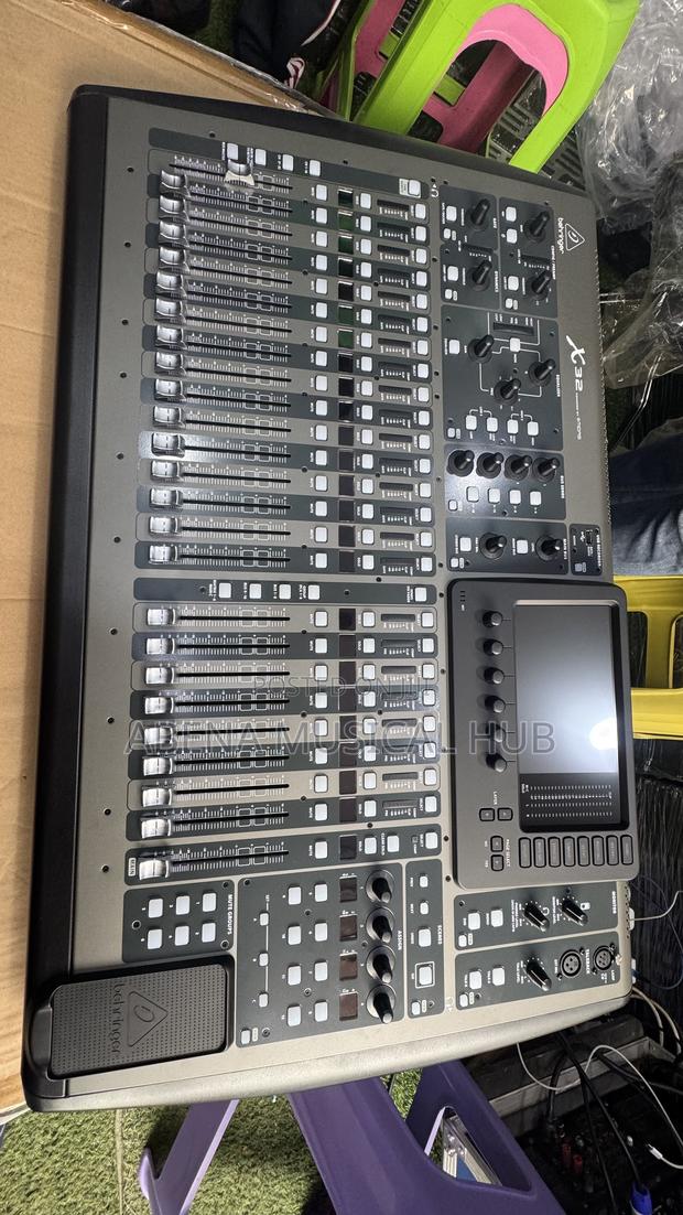 X32 Digital Mixer · Photo 2