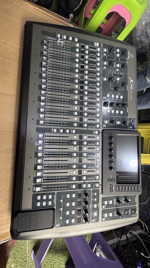 X32 Digital Mixer · Photo 3