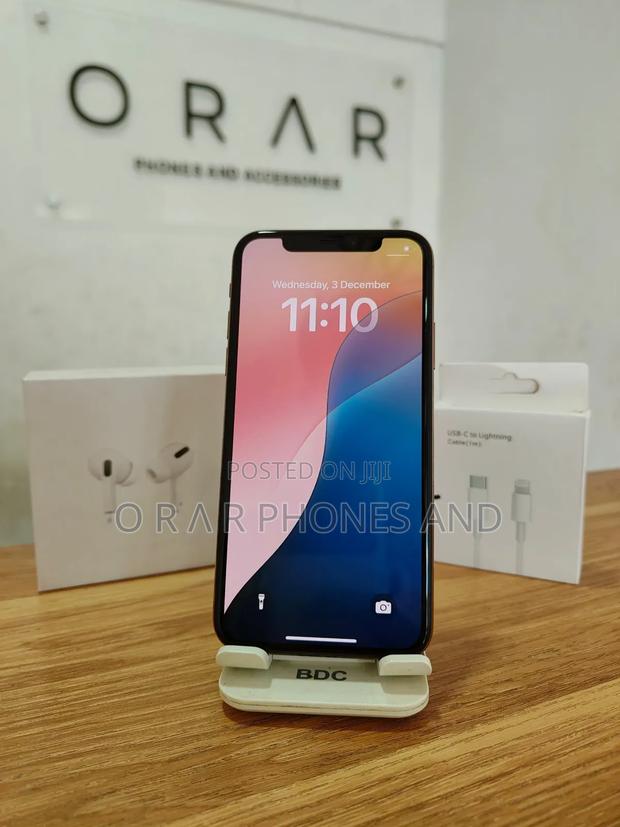 Apple iPhone XS 64 GB Gold · Photo 4