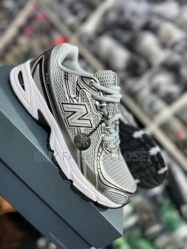 New Balance 740 · Photo 1