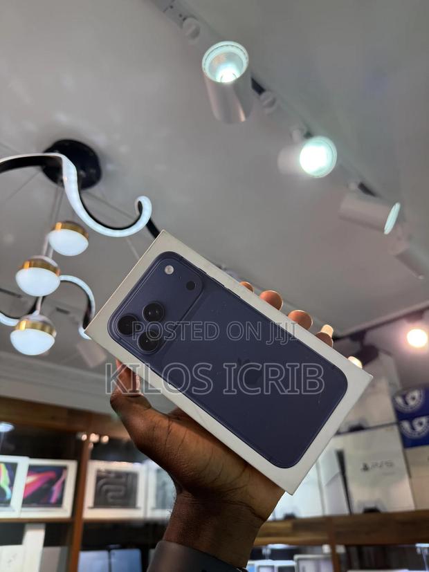 New Apple iPhone 17 Pro Max 256 GB Blue · Photo 2