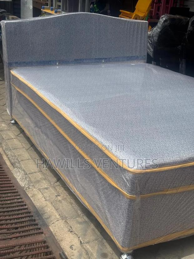 Built-in Mattress in Bed Frame · Photo 1