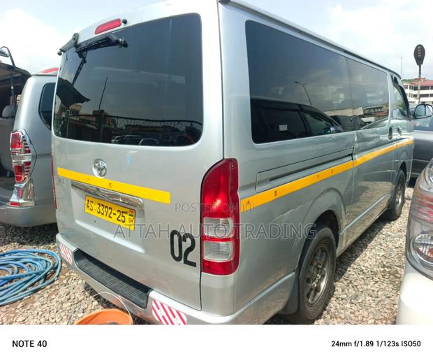 Toyota HiAce 2012 Silver · Photo 2