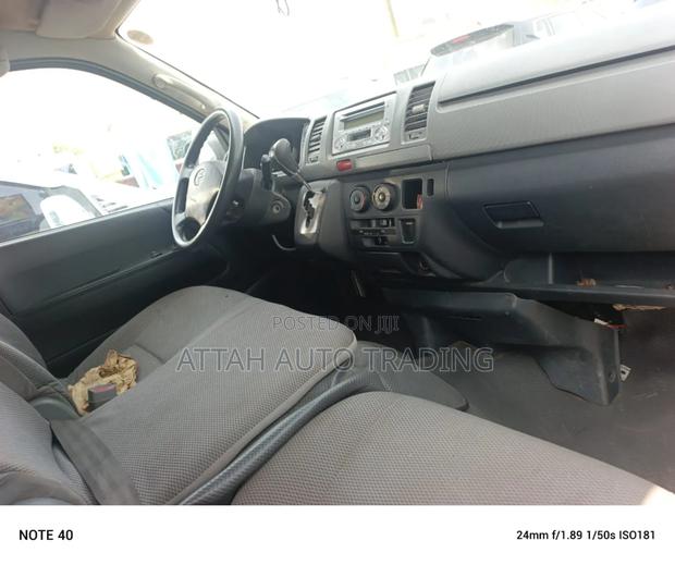Toyota HiAce 2012 Silver · Photo 3