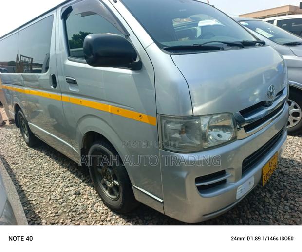 Toyota HiAce 2012 Silver · Photo 4