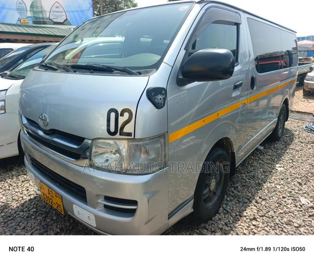 Toyota HiAce 2012 Silver · Photo 1