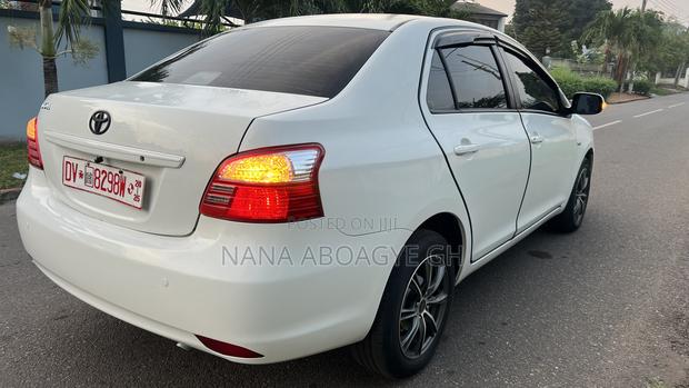Toyota Belta 2011 White · Photo 3