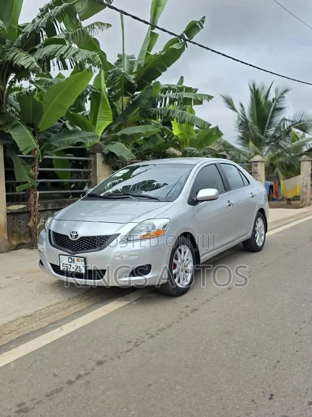 Toyota Yaris 2012 Silver · Photo 1