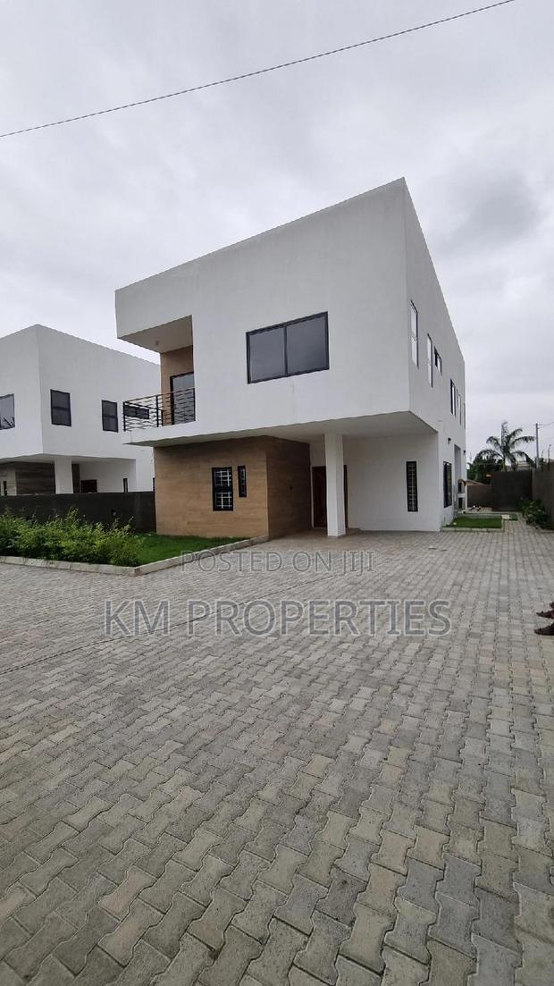 5bdrm Duplex in North Legon for sale · Photo 2