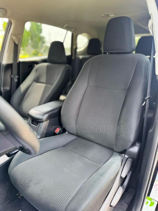 Toyota RAV4 LE 4dr SUV AWD (2.5L 4cyl 6A) 2018 Black · Photo 8
