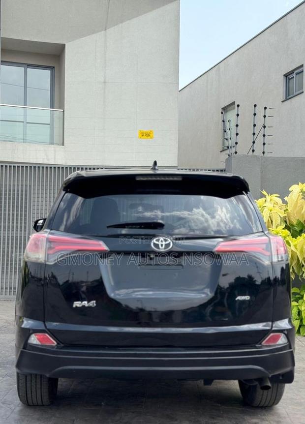 Toyota RAV4 LE 4dr SUV AWD (2.5L 4cyl 6A) 2018 Black · Photo 3