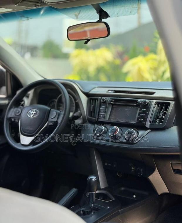 Toyota RAV4 LE 4dr SUV AWD (2.5L 4cyl 6A) 2018 Black · Photo 7