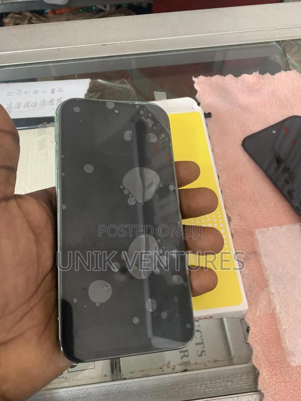 Google Pixel 8a Original Screen Replacement · Photo 3