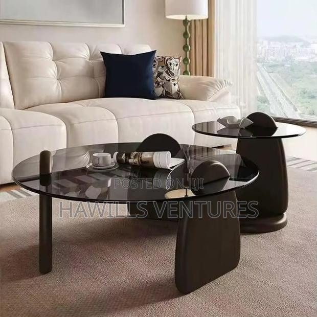 Round Classic Center Table · Photo 1