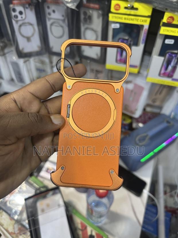 iPhone 17 Pro and Pro Max Frosted Frameless Metal Kickstand Case · Photo 2