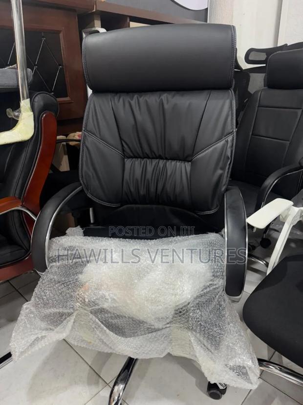 Executive Leather Swivel Chair · Photo 1