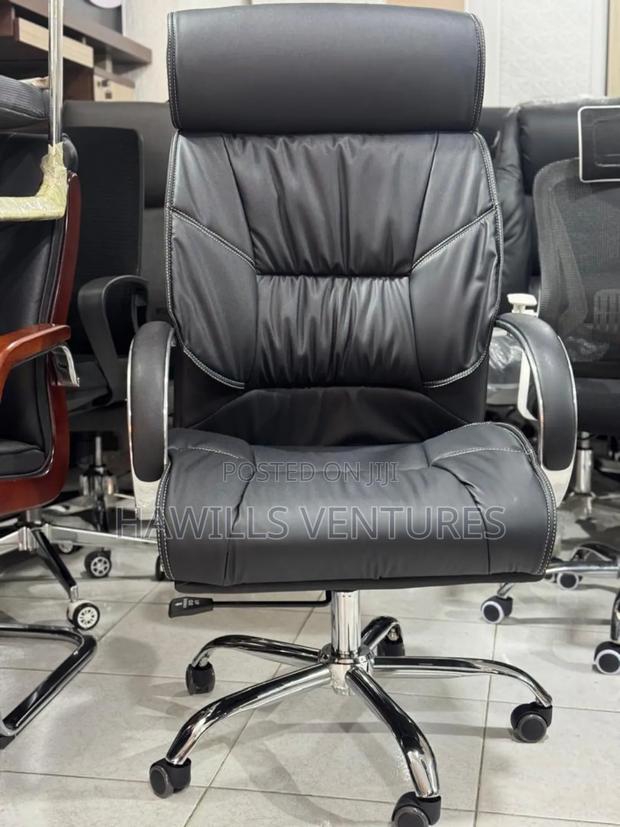 Executive Leather Swivel Chair · Photo 2