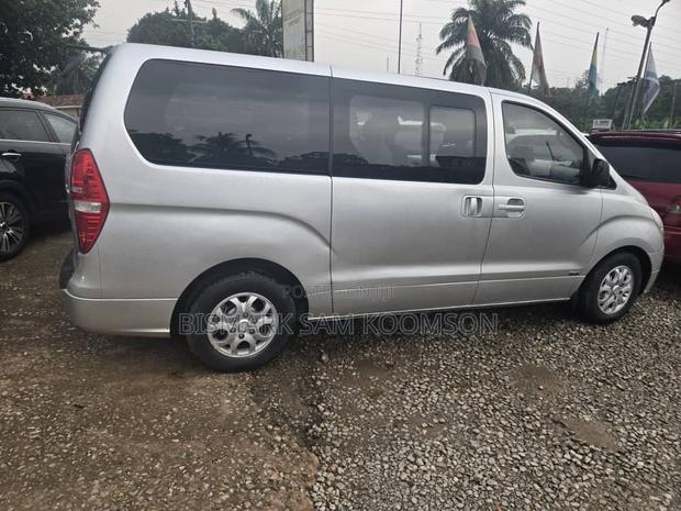Hyundai Starex 2015 Silver · Photo 3