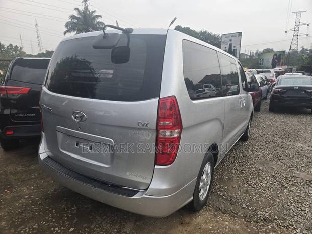Hyundai Starex 2015 Silver · Photo 4