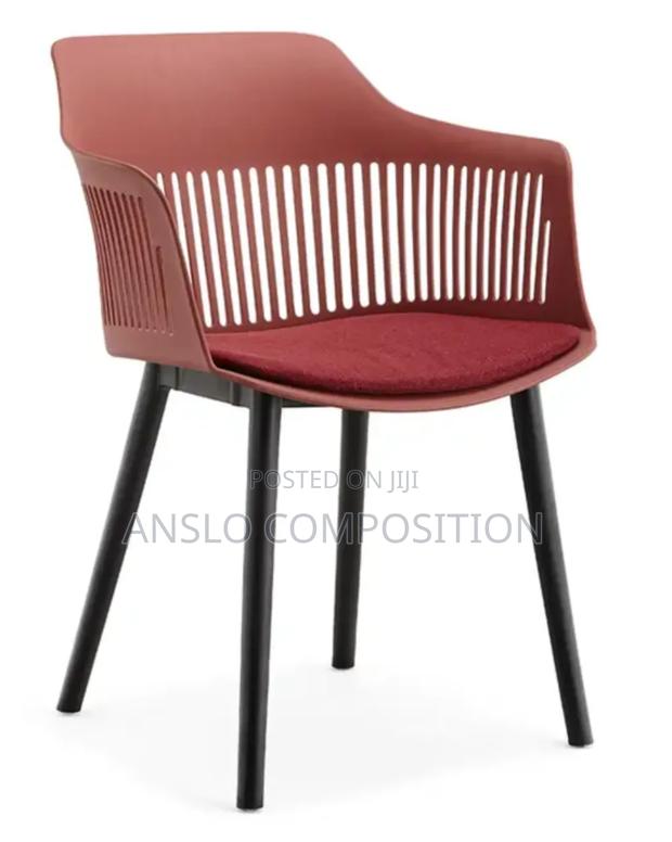 Spacious Garden Chair · Photo 1