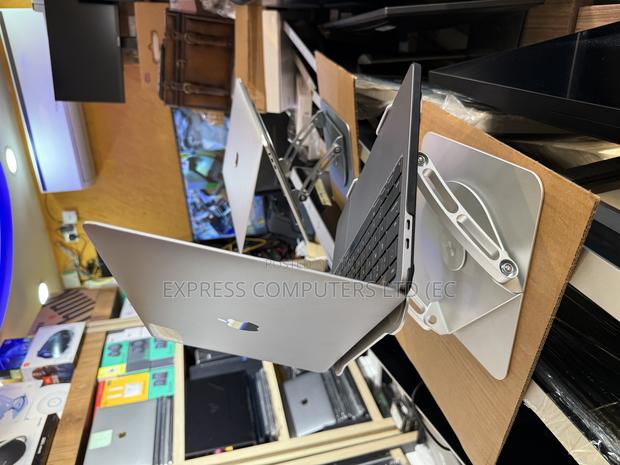 Laptop Apple MacBook Pro 2020 16GB Intel Core I7 SSHD (Hybrid) 512GB · Photo 2