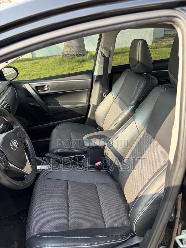 Toyota Corolla S 4dr Sedan (1.8L 4cyl CVT) 2015 Black · Photo 4