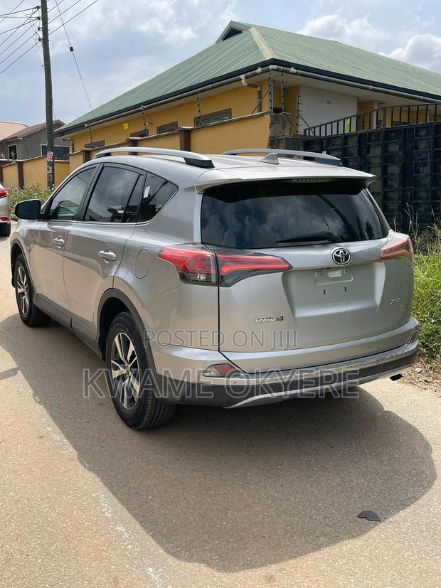 Toyota RAV4 XLE 4dr SUV (2.5L 4cyl 6A) 2018 Silver · Photo 2