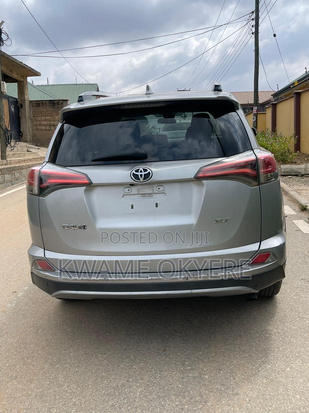 Toyota RAV4 XLE 4dr SUV (2.5L 4cyl 6A) 2018 Silver · Photo 7