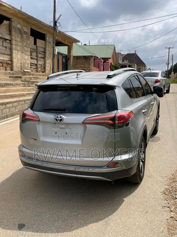 Toyota RAV4 XLE 4dr SUV (2.5L 4cyl 6A) 2018 Silver · Photo 3