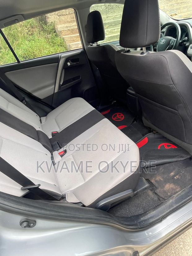 Toyota RAV4 XLE 4dr SUV (2.5L 4cyl 6A) 2018 Silver · Photo 5
