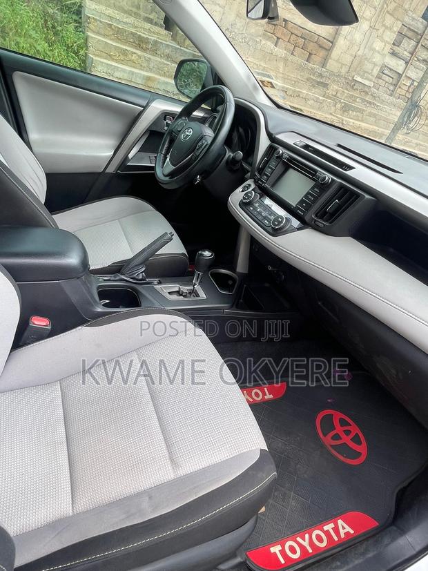 Toyota RAV4 XLE 4dr SUV (2.5L 4cyl 6A) 2018 Silver · Photo 4