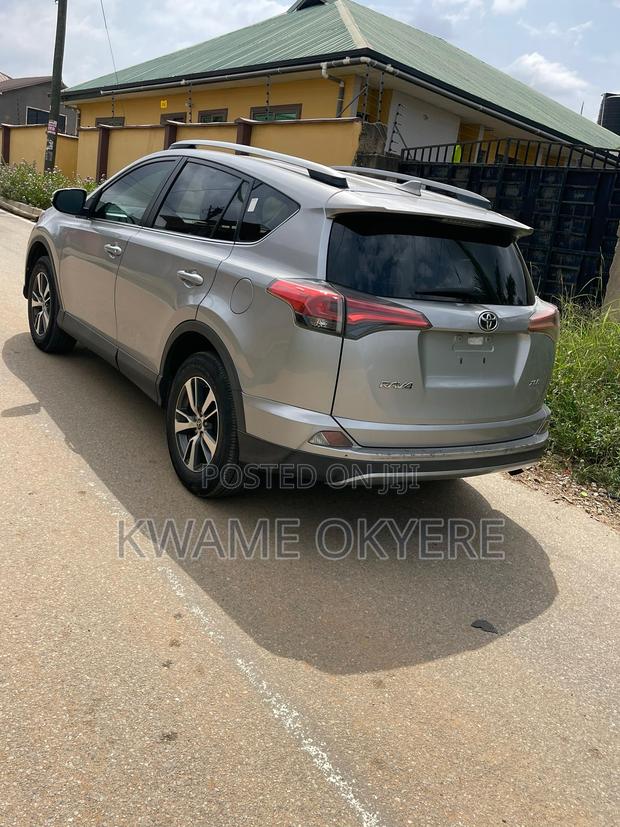 Toyota RAV4 XLE 4dr SUV (2.5L 4cyl 6A) 2018 Silver · Photo 6