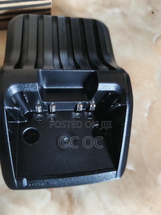 Icom Chargers · Photo 4
