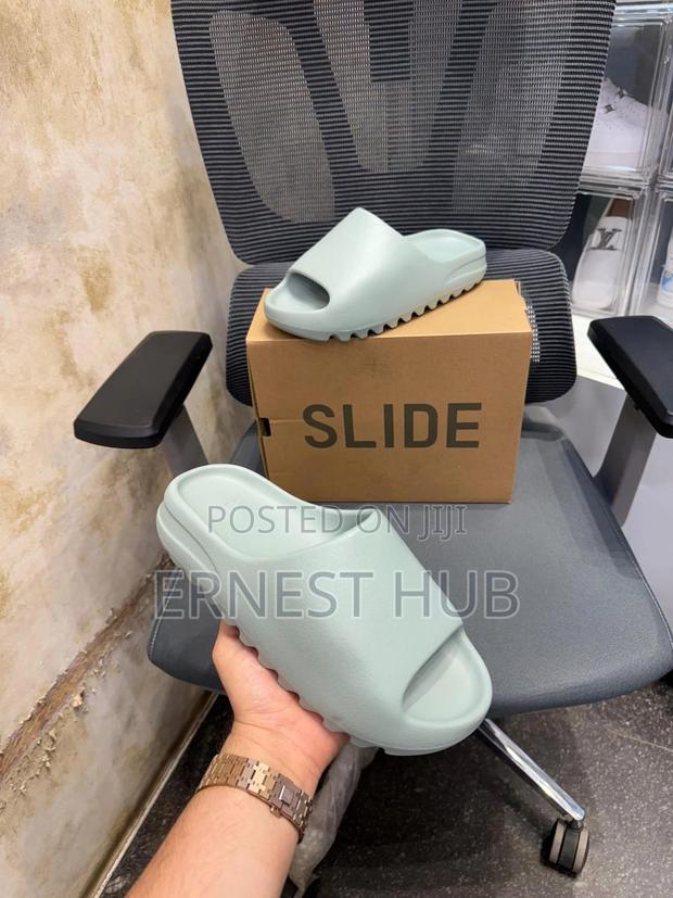 Adidas Yeezy Slide · Photo 3