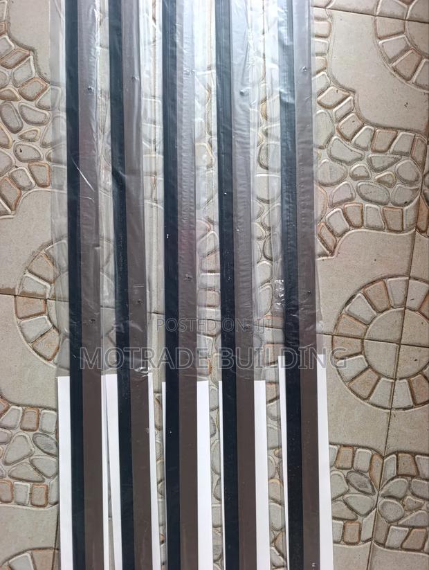 Door Brush/Seal · Photo 1