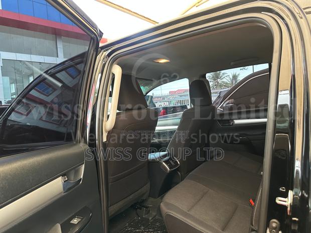 Toyota Hilux 2024 Black · Photo 2