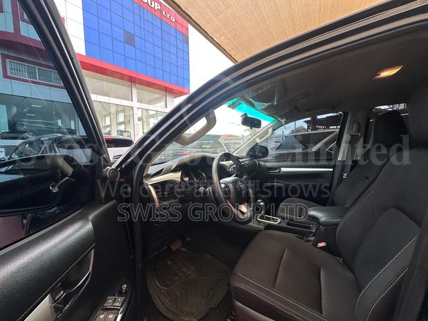 Toyota Hilux 2024 Black · Photo 4