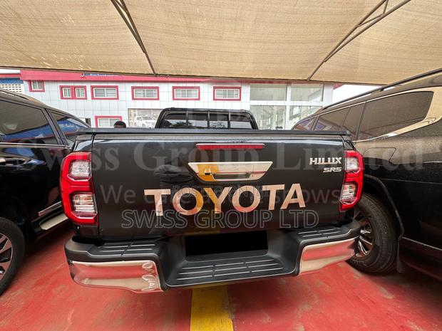 Toyota Hilux 2024 Black · Photo 5